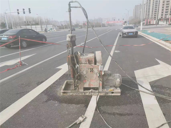 乐业公路路面下沉沉降开裂注浆加固施工